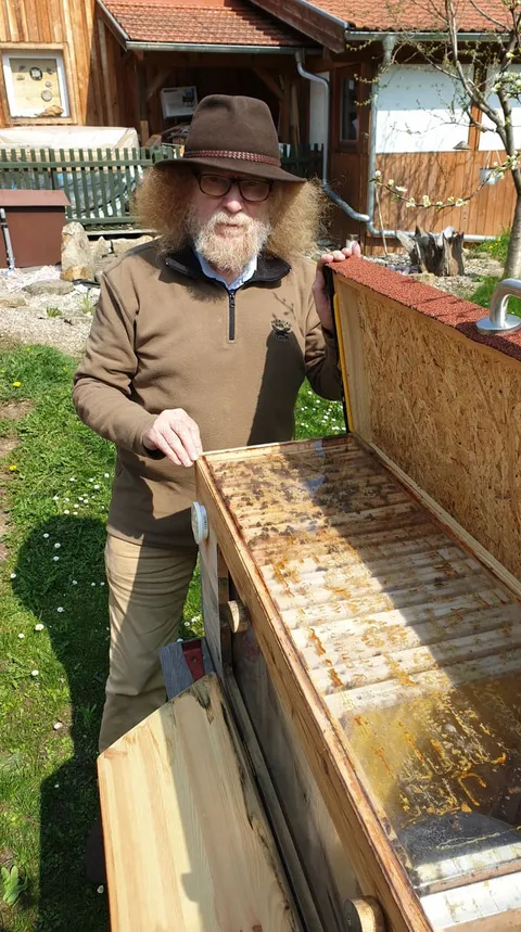 Werner Kühni vor einem Lavandinum Bienenstock